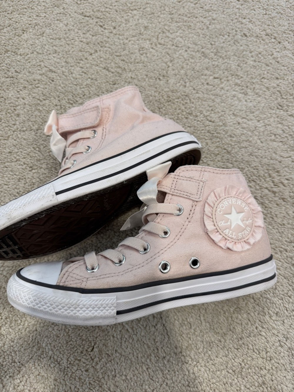 Kids Converse Pink Sneakers with pink bow. Used. Size 1Y
